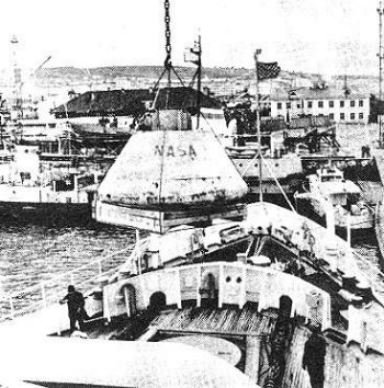 Погрузка макета (boilerplate) спускаемого аппарата Apollo в порту Мурманска на ледокол береговой охраны Southwind.