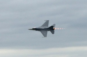 F-16 выступает на Tacoma’s Freedom Fair.