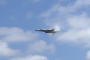 F-18 идет на высокой скорости.